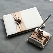 fard à joues d'ivoire en satin livre d'or de mariage et un stylo ensemble