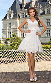 Une ligne de v-cou genou longueur robe de mariée en dentelle