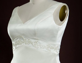 une ligne de balayage v-cou / pinceau train satin robe de mariage de taille