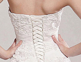 a-line Strapless Gericht Zug Satin Organza Tiered Brautkleid