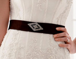 una línea de borde festoneado cuello tribunal tafetán vestido de novia de recogida una línea de borde festoneado cuello tribunal tafetán vestido de novia de recogida