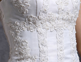 une ligne de cou tribunal train organza haut au-dessus de robe de mariée en satin une ligne de cou tribunal train organza haut au-dessus de robe de mariée en satin