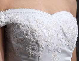 une ligne de hors-la-épaule tribunal train robe de mariée en satin