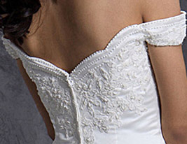 une ligne de hors-la-épaule tribunal train robe de mariée en satin