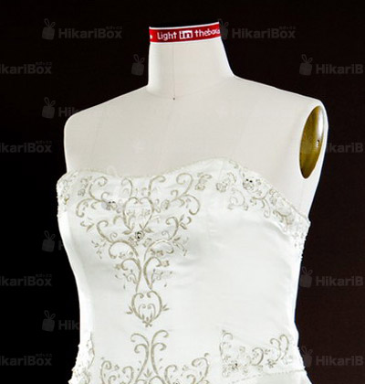 Prinzessin Schatz Kapelle Zug Satin plus size Hochzeitskleid mit Perlenstickerei Prinzessin Schatz Kapelle Zug Satin plus size Hochzeitskleid mit Perlenstickerei