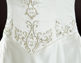 Prinzessin Schatz Kapelle Zug Satin plus size Hochzeitskleid mit Perlenstickerei Prinzessin Schatz Kapelle Zug Satin plus size Hochzeitskleid mit Perlenstickerei