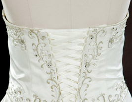 Prinzessin Schatz Kapelle Zug Satin plus size Hochzeitskleid mit Perlenstickerei Prinzessin Schatz Kapelle Zug Satin plus size Hochzeitskleid mit Perlenstickerei