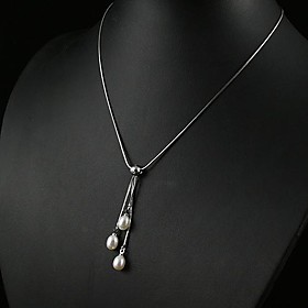 White A Pearl Pendant With 17