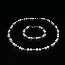 Un Collier De Perles Multicolores Correspondants Bracelet