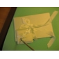 lis calla livre d'or de mariage et un stylo mis en satin blanc