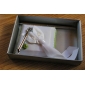 lis calla livre d'or de mariage et un stylo mis en satin blanc