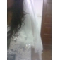 uma camada de tule véu de noiva com rendas na ponta dos dedos borda applique
