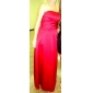 uma linha strapless do assoalho-comprimento de cetim vestido de dama de honra