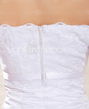 A-ligne carré train chapelle robe de satin désherbage