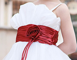 una línea cuadrada de raso de flores vestido de la muchacha con la flor (s)