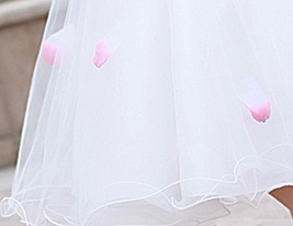 una línea cuadrada de raso de flores vestido de la muchacha con la flor (s)